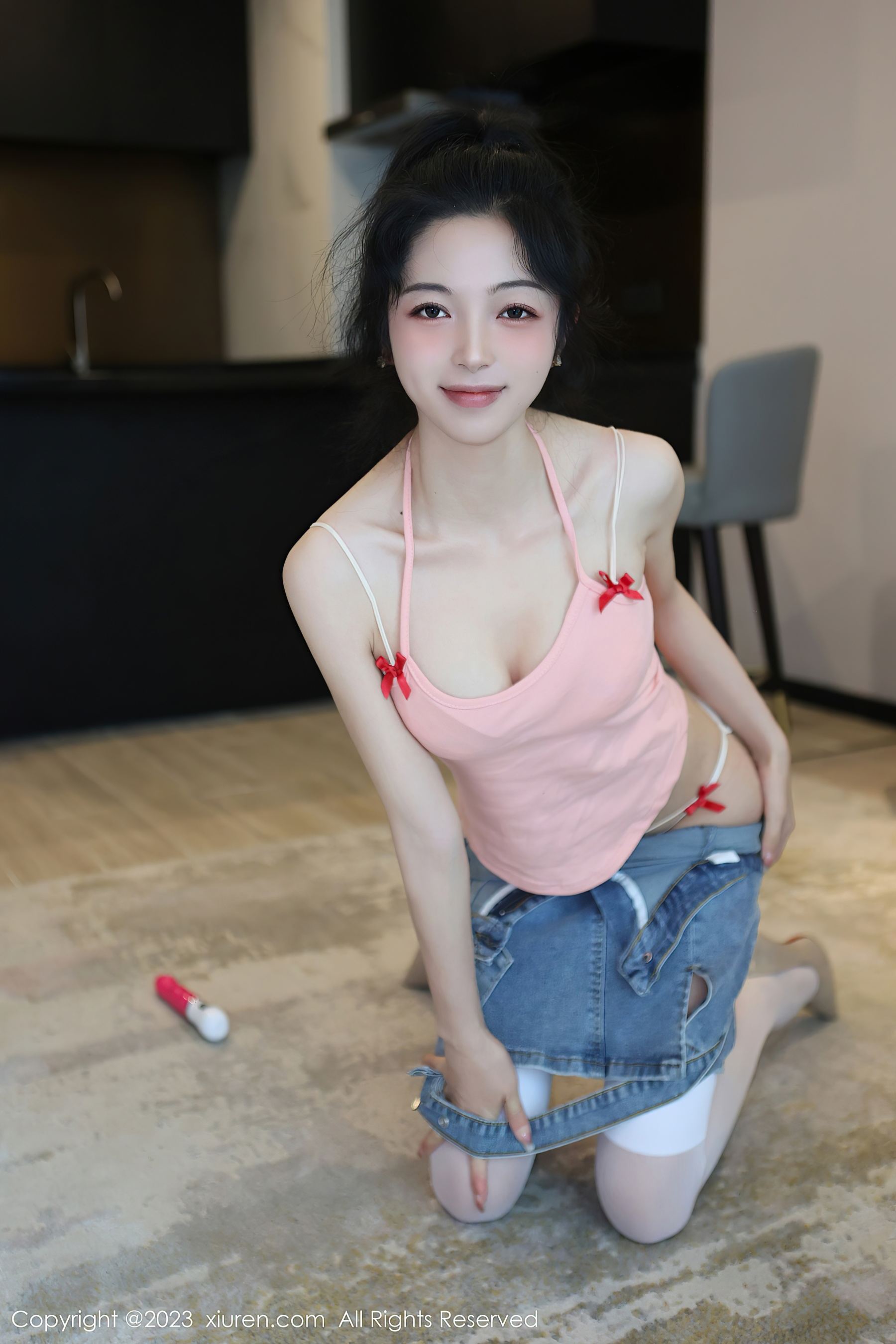 [XiuRen秀人网] No.6816 茜茜Kimi 丝袜美腿