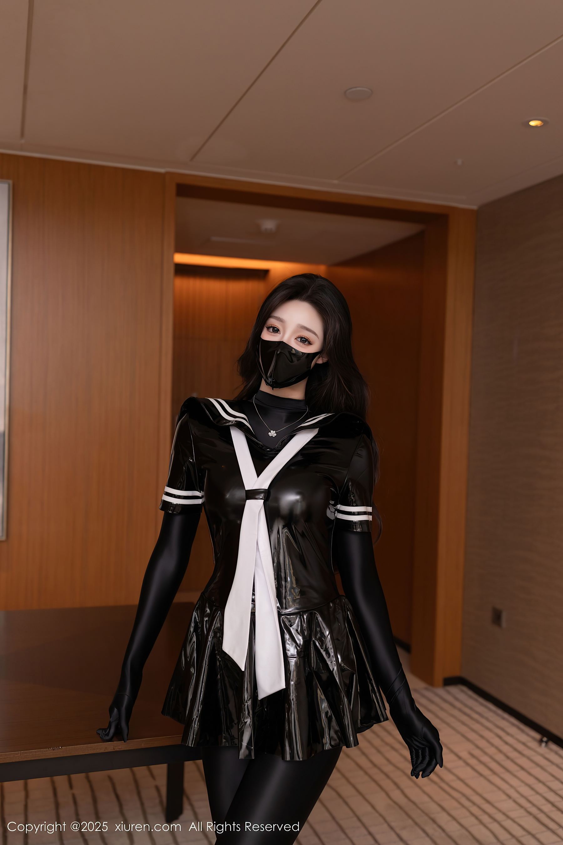 [XiuRen秀人网] No.10087 小逗逗 黑色胶衣