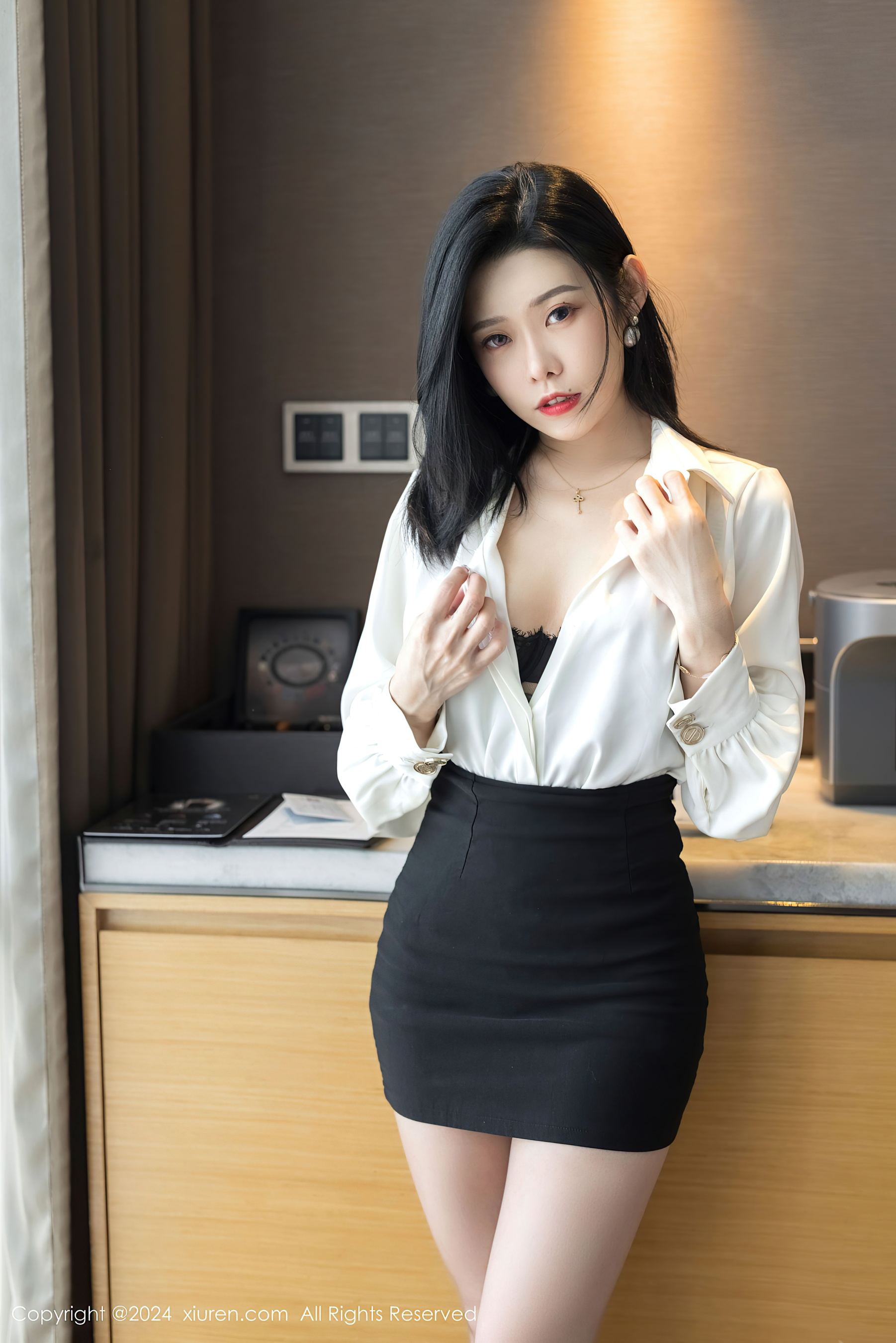 [XiuRen秀人网] No.9329 luvian本能 黑丝美腿