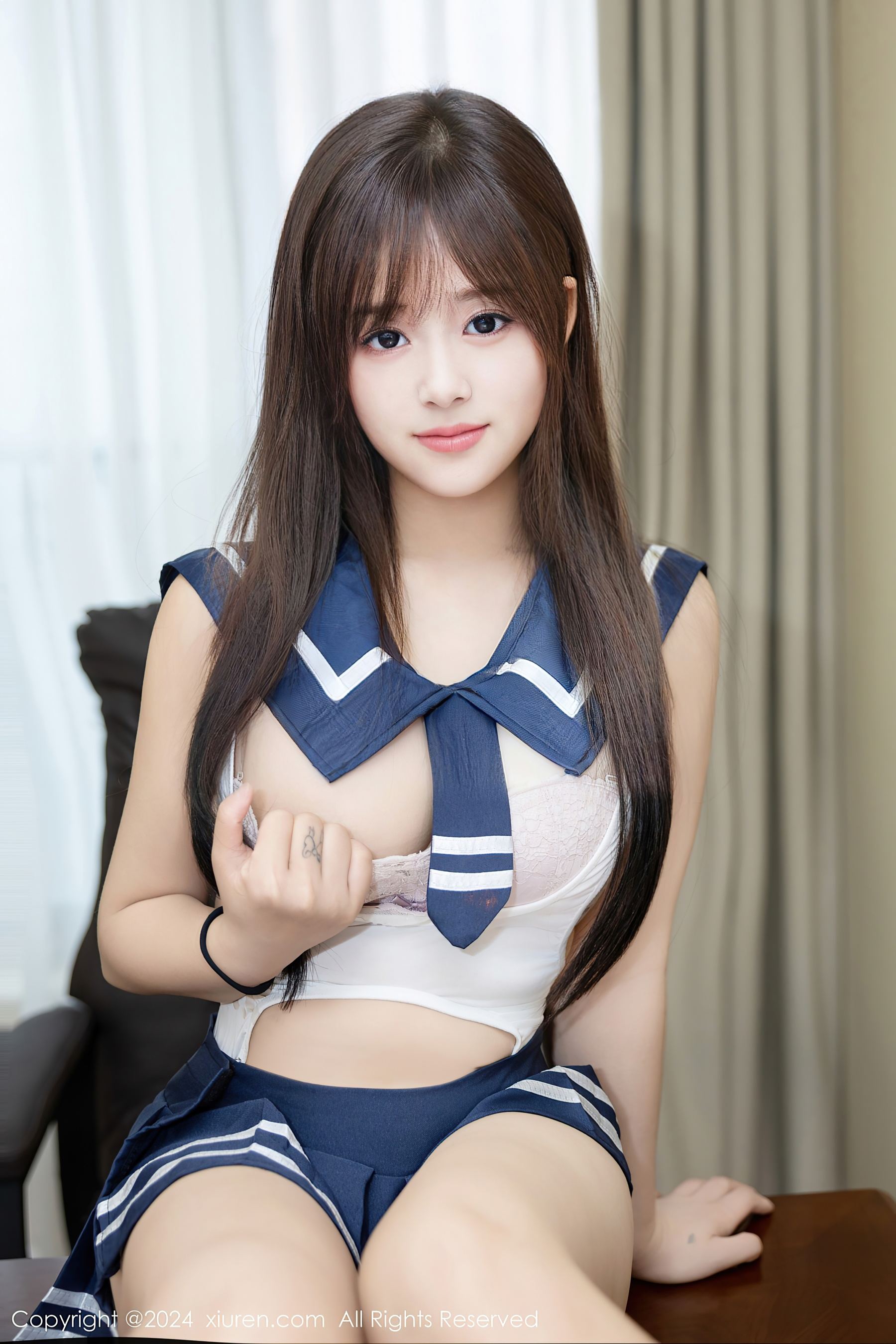 [XiuRen秀人网] No.9514 叶初雪 制服美臀