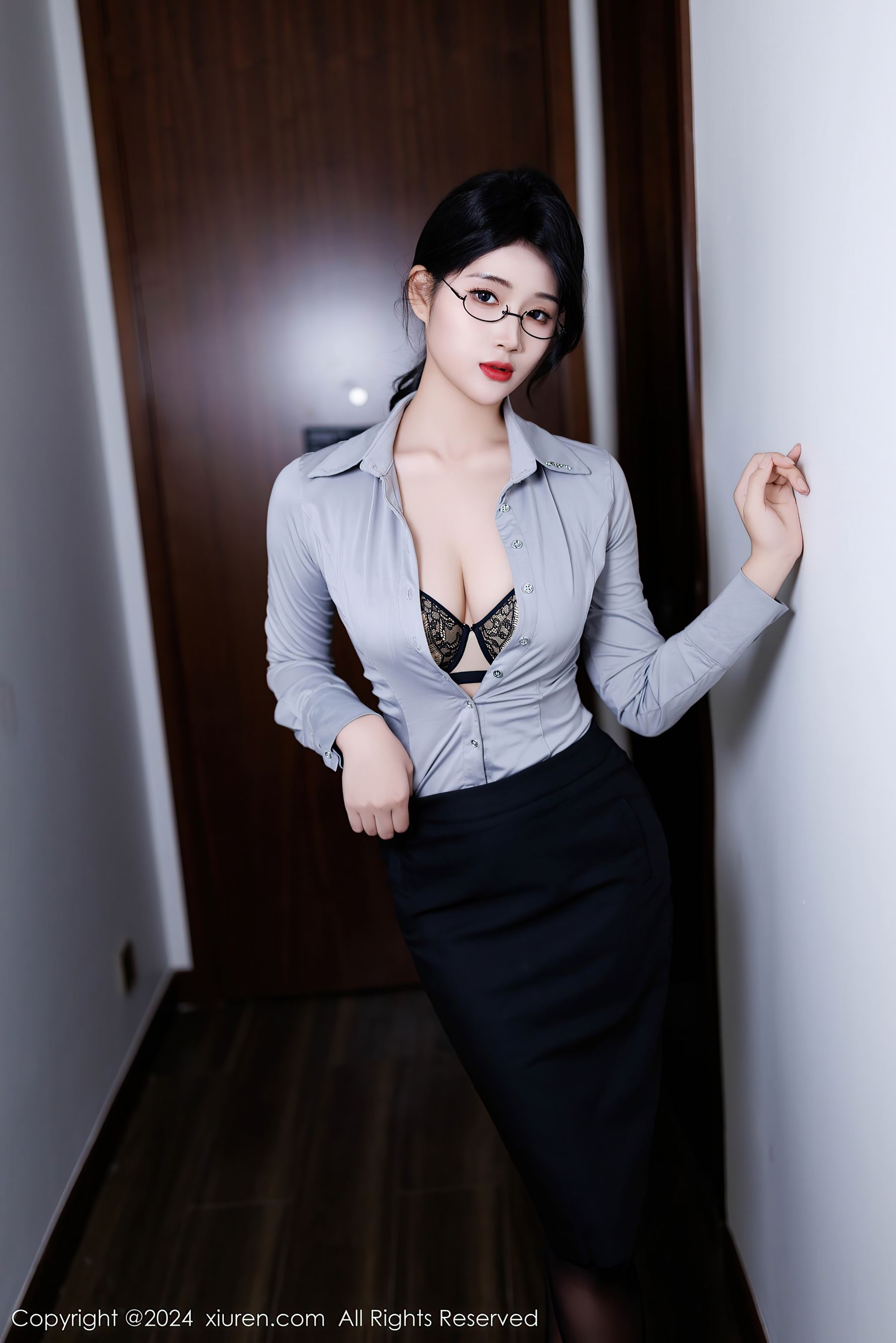 [XiuRen秀人网] No.9567 南乔 OL美腿
